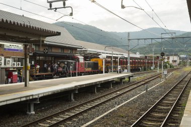 Kyoto, Japonya - 4 Ekim 2016: Sagano'da doğal tren istasyonunda destan-Arashiyama, Kyoto, Japonya