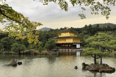 Gün batımında Kinkaku-ji, altın Köşk, Kyoto, Japonya