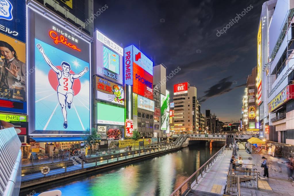 At night, Dotonbori-dori is ablaze with the neon lights of large billboards and TV screens, all flashing modern commercial messages. However, the one sign that has lasted the longest, for over 70 years, is the 33m Glico Man sign at the Ebusu-bashi