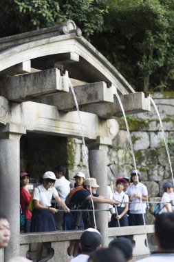 Kyoto, Japonya - 6 Ekim 2016: Otawa şelale, ünlü kutsal akarsu Kiyomizu-dera içinde