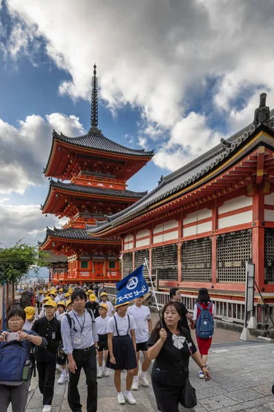 Kyoto, Japonya - 6 Ekim 2016: Kiyomizu-dera gezisine, Kyoto, Japonya ziyaret çocuk — Stok fotoğraf