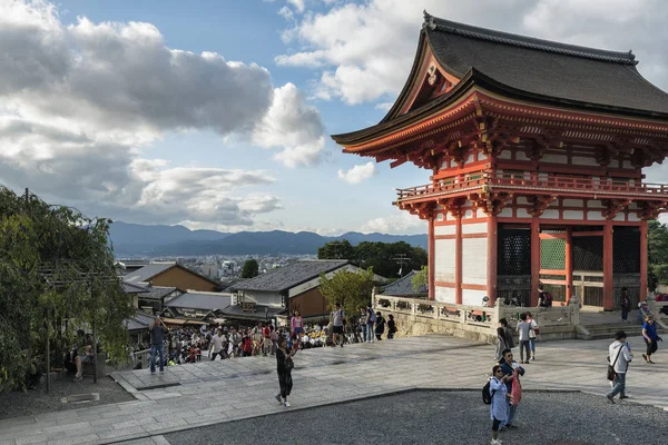 KYOTO, JAPÓN - 6 DE OCTUBRE DE 2016: Puerta de Kiyomizu-dera y ciudad de Kyoto, Japón — Foto de Stock