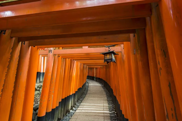Migliaia di porte torii, Santuario Fushimi Inari, Kyoto, Giappone — Foto Stock