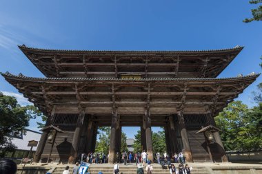Nara, Japonya - 7 Ekim 2016: Nandaimon, büyük Güney kapısı Todai-ji Tapınağı, Nara, Japonya