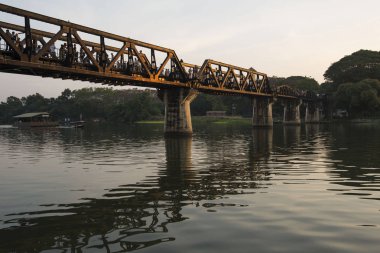 Kanchanaburi, Tayland - 10 Aralık 2016: The Bridge Kwai Nehri 2. Dünya Savaşı sırasında bir olayı anmak için yıllık Festivali sırasında üzerinde