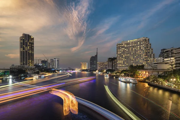 Bangkok, Thailand - 11 Dec 2016: Chao Phraya-rivier in Taksin Bridge, Bangkok, Thailand — Stockfoto