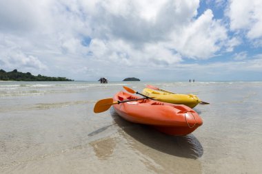 Kayaks döşeme Kai Bae Beach, Koh Chang,: Trat, Thailand