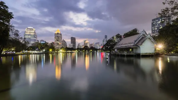 ルンピニー公園から中国の大晦日の夜のバンコク, タイ王国 - 2017 年 1 月 27 日: バンコクのスカイライン — ストック写真