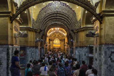 Mandalay, Myanmar - 4 Mayıs 2017: Mikail Buddha, Mandalay, Myanmar töreni yıkama yüz