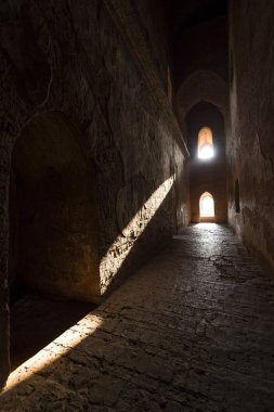 Dhammayangyi günbatımı tarafından aydınlatılmış Pagoda içinde