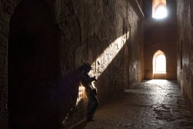 Kadının Dhammayangyi Pagoda, Bagan, Myanmar içinde