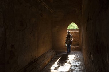 Kadının Dhammayangyi Pagoda, Bagan, Myanmar içinde