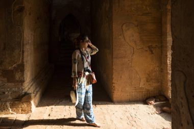 Kadının Dhammayangyi Pagoda, Bagan, Myanmar içinde