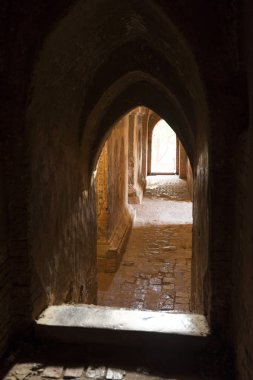 Dhammayangyi günbatımı tarafından aydınlatılmış Pagoda içinde