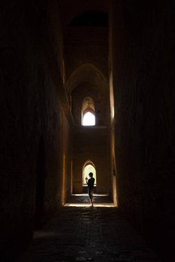 Dhammayangyi günbatımı tarafından aydınlatılmış Pagoda içinde