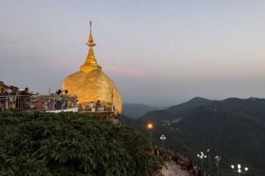 Mon devlet, Myanmar - 6 Mayıs 2017: Kyaikhtiyo Pagoda ve altın Rock, Mon devlet, Myanmar