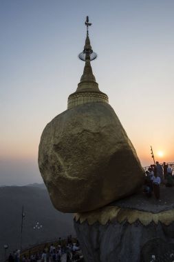 Mon devlet, Myanmar - 6 Mayıs 2017: Kyaikhtiyo Pagoda, Myanmar için pilgrimaging Budistler