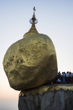 Mon devlet, Myanmar - 6 Mayıs 2017: Kyaikhtiyo Pagoda, Myanmar için pilgrimaging Budistler