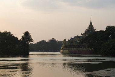 Karaweik Palace Restoran gün batımında, Yangon, Myanmar