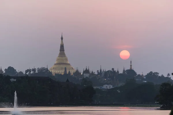 Pagode Shwedagon avec coucher de soleil du lac Kandawgyi, Yangon, Mon — Photo