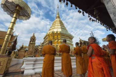Chiang Mai, Tayland - 17 Haziran 2017: Rahipler ve acemiler Phra bu DOI Suthep için dua