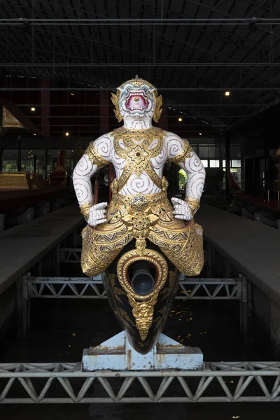 BANGKOK, TAILANDIA - 12 AGO 2017: Barcaza Krabi Prap Muang Man en el Museo Nacional, Bangkok, Tailandia — Foto de Stock