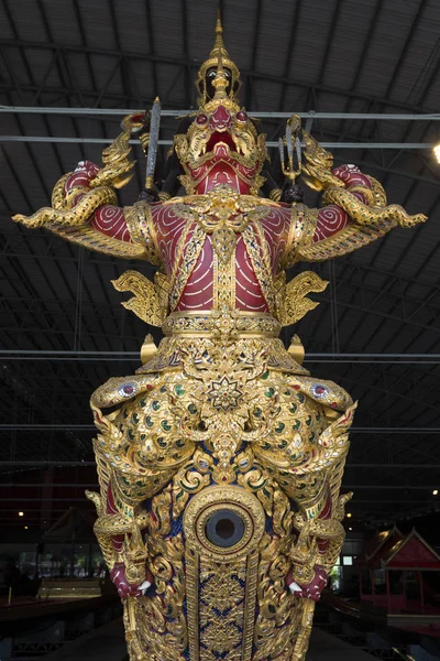 BANGKOK, TAILANDIA - 12 AGO 2017: Royal Barge Narai Song Suban en el Museo Nacional, Bangkok, Tailandia — Foto de Stock