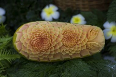 Oyma Tay meyve ve gıda üzerinde papaya garnitür