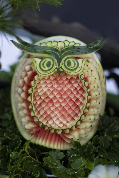 Thai fruit carving op watermeloen in uil vorm — Stockfoto