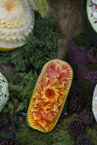 Papaya ve diğer meyve üzerine oyma Tay meyve