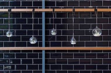 Vazo dekorasyon için bir duvara asılı