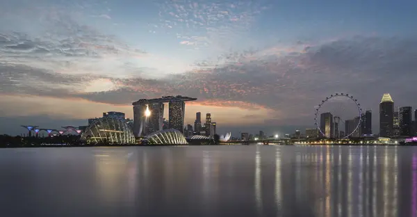 Panoráma Singapuru během západu slunce a modré hodiny — Stock fotografie
