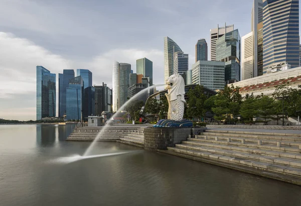 Singapore skyline, Merlion statue — Stock Photo, Image