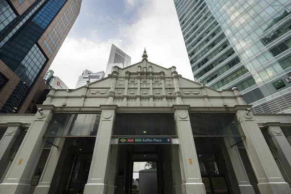 SINGAPORE, SINGAPORE - FEB 18, 2018: Raffles Place MRT entrance at Singapore Business District — Stock Photo, Image