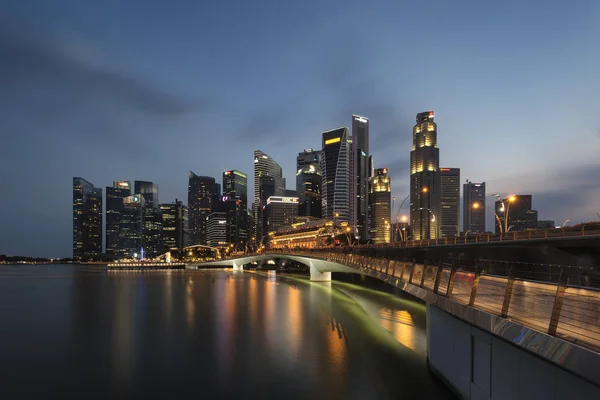 Singapur, Singapur - 18. února 2018: Skyline Sigapore obchodní čtvrti na modré hodiny — Stock fotografie