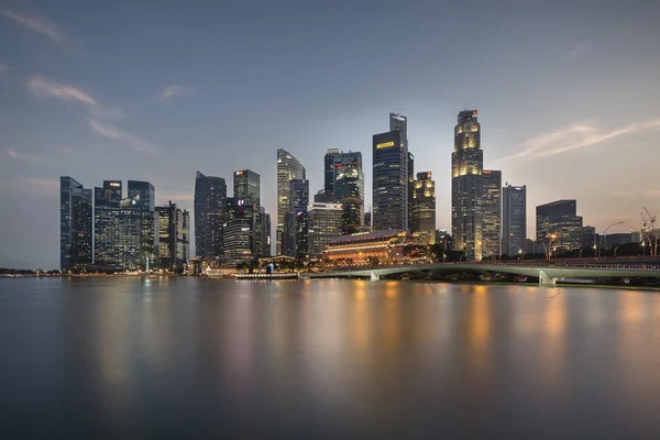 Singapur - Singapur - 15. březen 2018: Skyline Sigapore obchodní čtvrti na modré hodiny — Stock fotografie