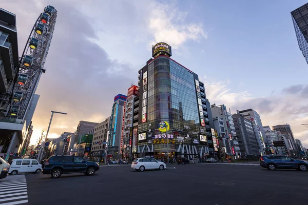 Nagoya, Japan - 1 april 2018: Binnenstad van Nagoya bij zonsondergang voor het winkelcentrum Don Quichot — Stockfoto