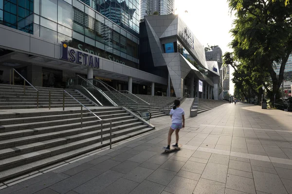 Singapore Singapore Apr 2020 Kid Skateboarding Empty Street Orchard Road — Stock Photo, Image