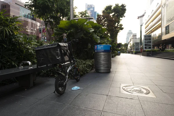 Singapore Singapore Apr 2020 Food Deliveryelectric Scooter Parked Empty Street — Stock Photo, Image