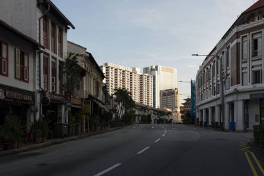 SINGAPORE, SINGAPORE - 11 Nisan 2020: COVID-19 Enfeksiyon oranının artması nedeniyle Singapur, Tanjong Pagar 'ın Boş Sokağı