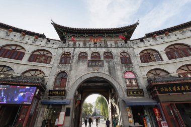 HENAN, Çin - 31, 2019 Lijing Kapısı 'nın İçi, Luoyang Laocheng Tarihi Kültür Sokağı, Luoyang, Henan, Çin