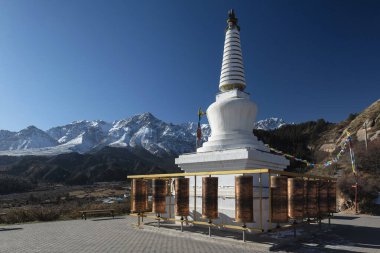 Beyaz Budist Stupa ve Tibet dua çarkları Mati Tapınağı Sahne Bölgesi, Zhangye, Gansu Eyaleti, Çin