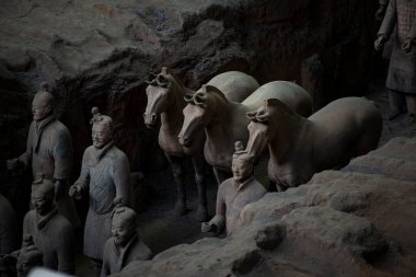 Çukur 1 'deki Terracotta Savaşçı Ordusu' nda 6.000 'den fazla savaşçı ve at Lintong, Xi' an, Shaanxi, Çin