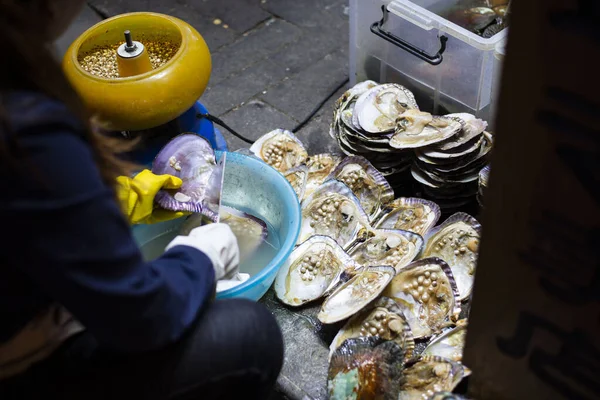 Trabalhador Extraindo Pérolas Conchas Mão Mercado Noturno — Fotografia de Stock