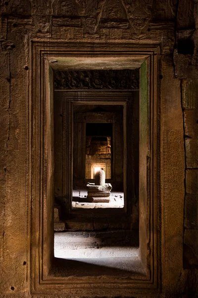 Escultura Linga Olhou Através Porta Templo Bayon Angkor Thom Siem — Fotografia de Stock