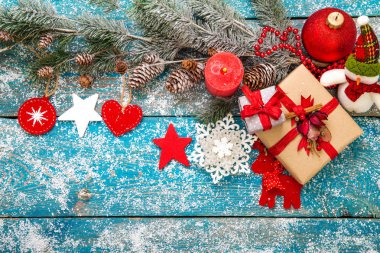 Ahşap arka planda Noel süslemesi