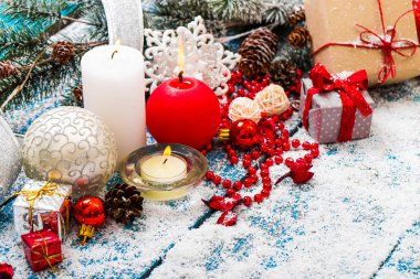 Ahşap arka planda Noel süslemesi
