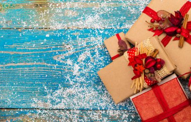 Ahşap arka planda Noel süslemesi
