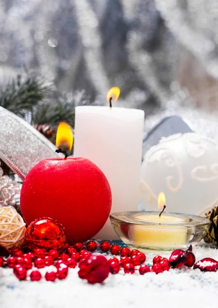 Decoración de Navidad sobre fondo de madera — Foto de Stock