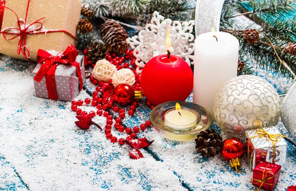 Vánoční dekorace přes dřevěné pozadí — Stock fotografie
